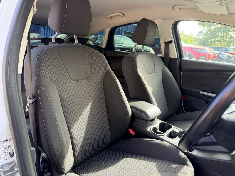 Ford Focus 1.0 125 EcoBoost Titanium 5dr 2013 — photo 27 of 69