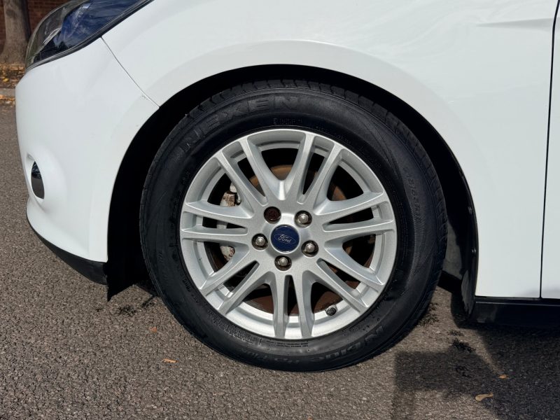 Ford Focus 1.0 125 EcoBoost Titanium 5dr 2013 — photo 10 of 69