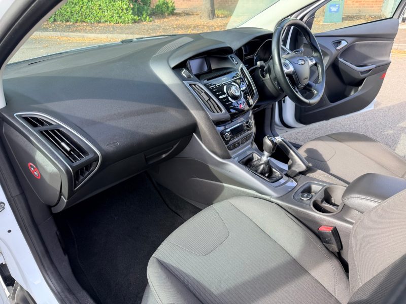 Ford Focus 1.0 125 EcoBoost Titanium 5dr 2013 — photo 31 of 69