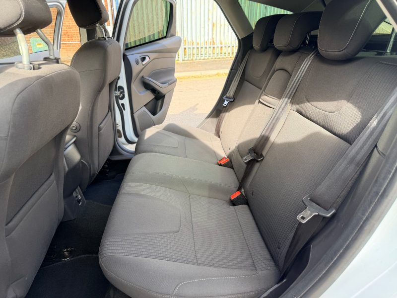 Ford Focus 1.0 125 EcoBoost Titanium 5dr 2013 — photo 36 of 69