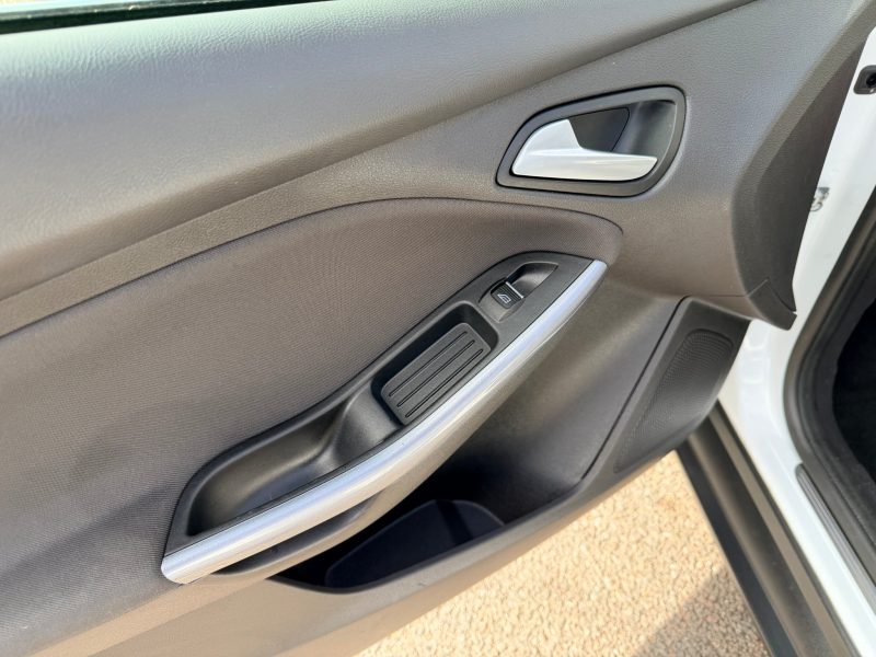 Ford Focus 1.0 125 EcoBoost Titanium 5dr 2013 — photo 46 of 69