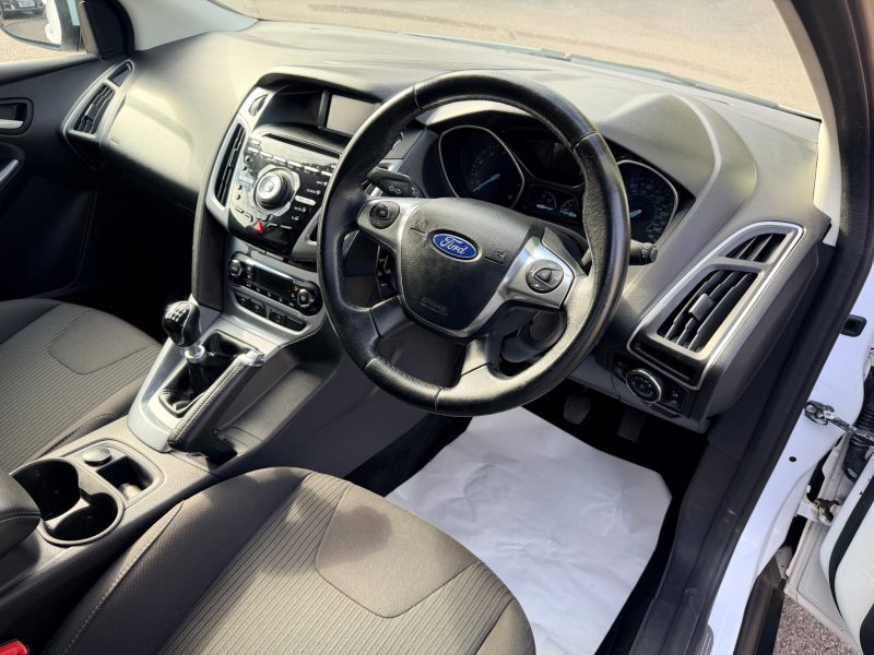 Ford Focus 1.0 125 EcoBoost Titanium 5dr 2013 — photo 15 of 69