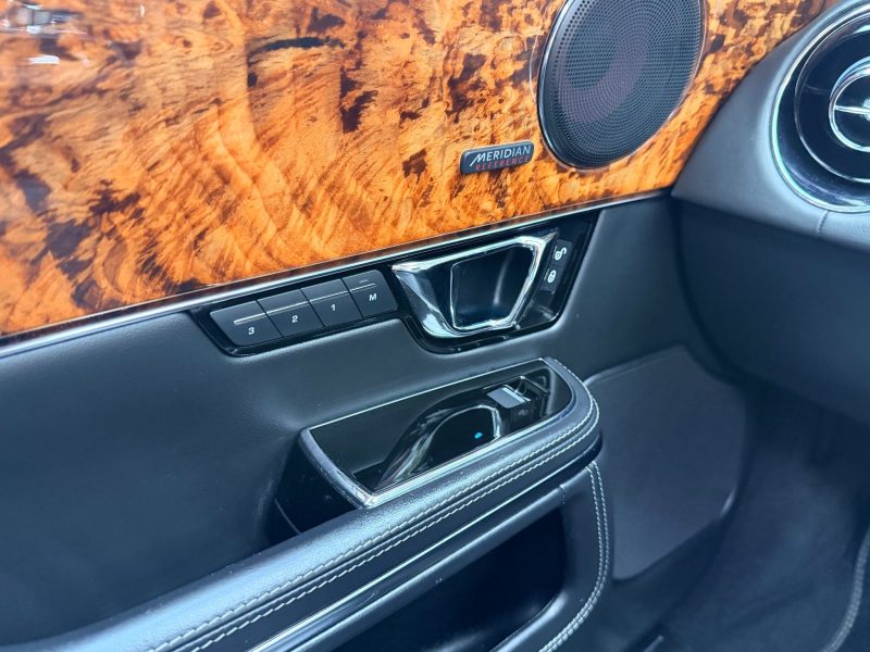 Jaguar XJ 3.0d V6 Autobiography 4dr Auto [LWB] 2016 — photo 41 of 108