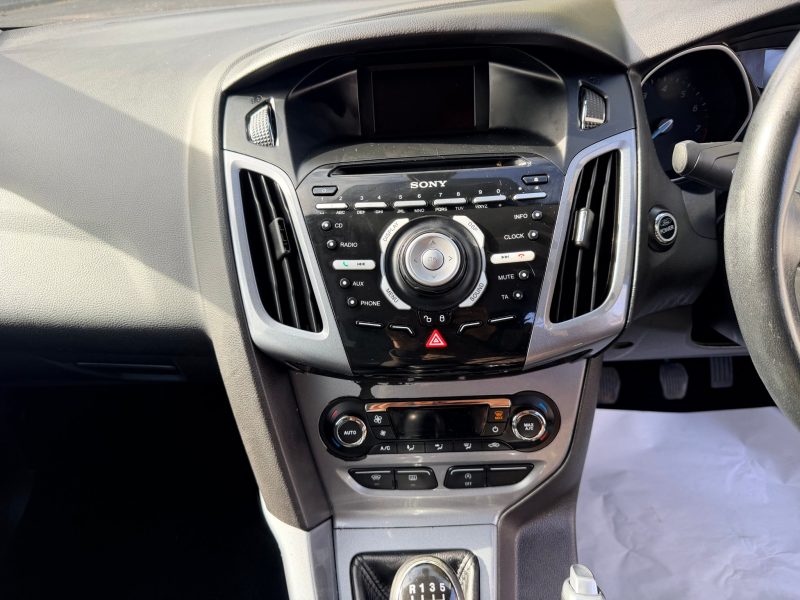 Ford Focus 1.0 125 EcoBoost Titanium 5dr 2013 — photo 22 of 69