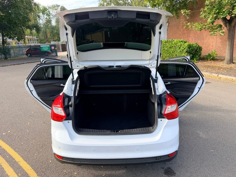 Ford Focus 1.0 125 EcoBoost Titanium 5dr 2013 — photo 58 of 69