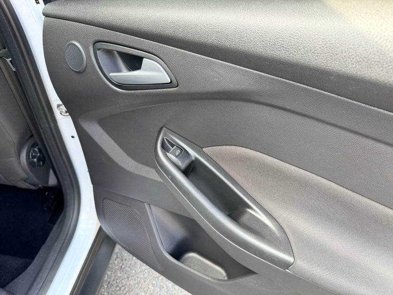 Ford Focus 1.0 125 EcoBoost Titanium 5dr 2013 — photo 48 of 69