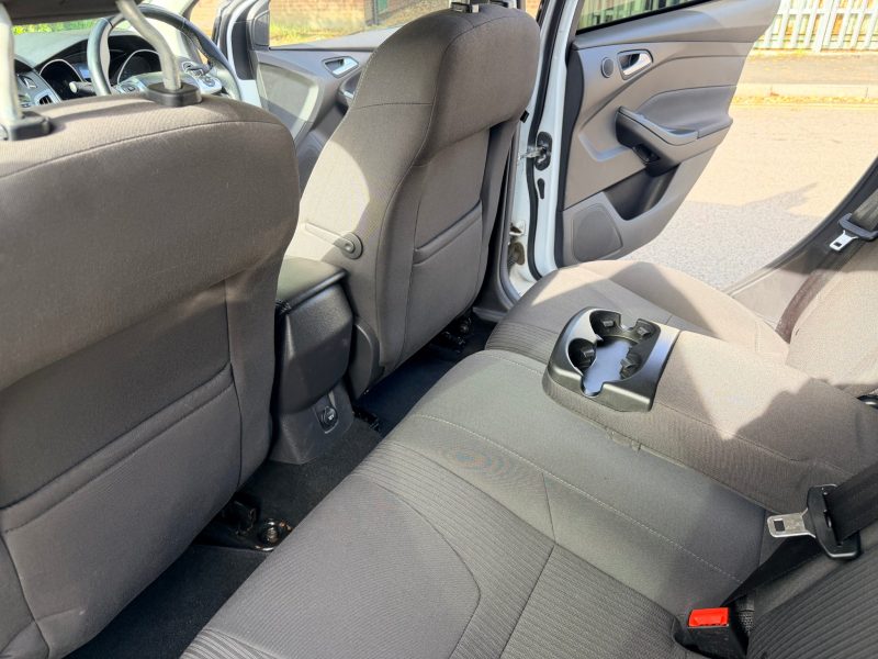 Ford Focus 1.0 125 EcoBoost Titanium 5dr 2013 — photo 39 of 69