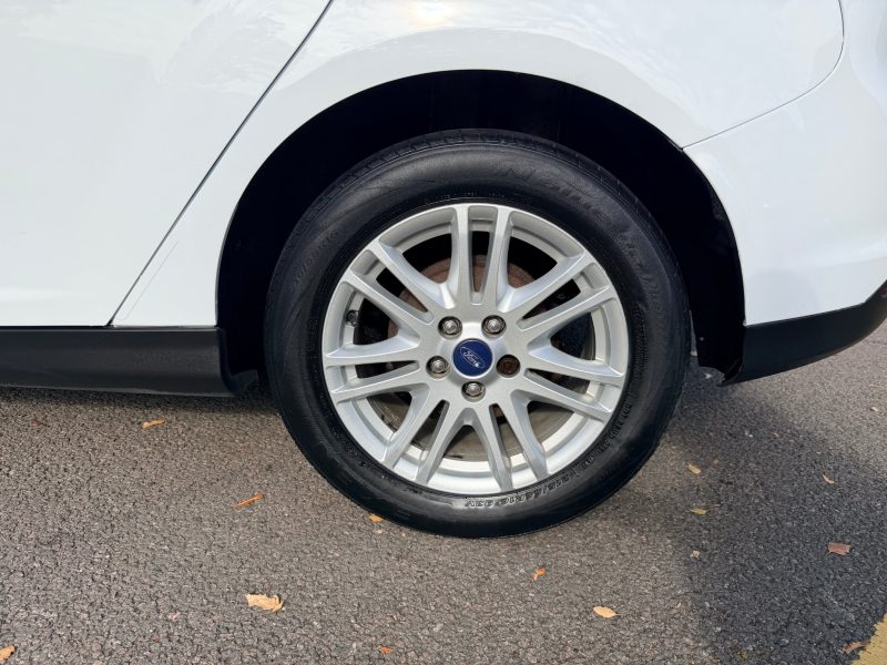 Ford Focus 1.0 125 EcoBoost Titanium 5dr 2013 — photo 11 of 69
