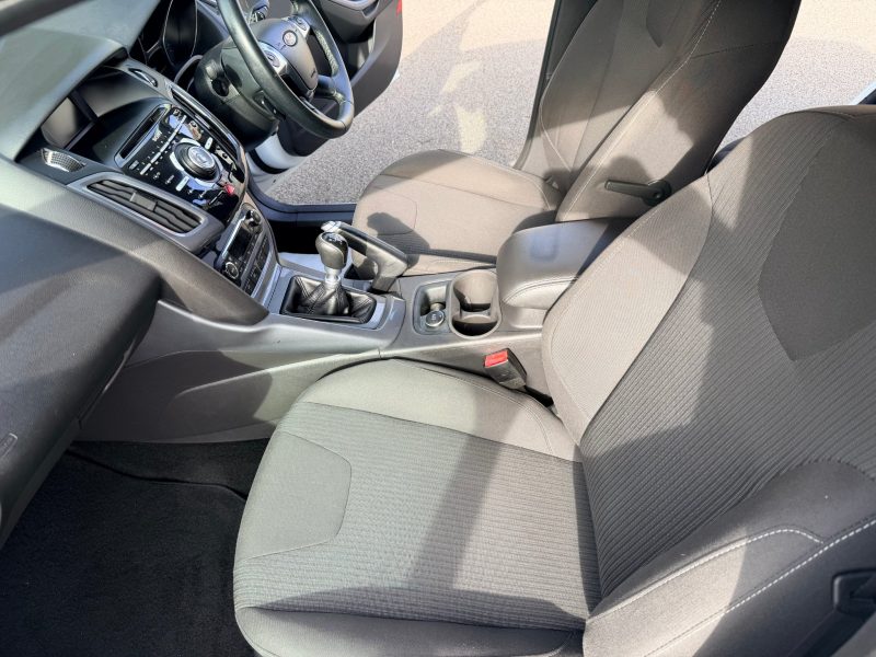 Ford Focus 1.0 125 EcoBoost Titanium 5dr 2013 — photo 33 of 69