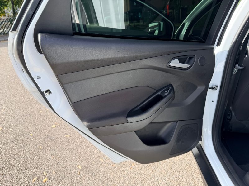 Ford Focus 1.0 125 EcoBoost Titanium 5dr 2013 — photo 45 of 69