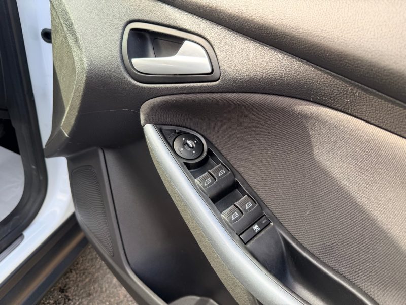Ford Focus 1.0 125 EcoBoost Titanium 5dr 2013 — photo 42 of 69