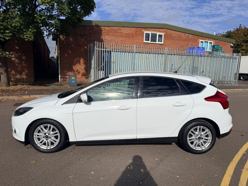Ford Focus 1.0 125 EcoBoost Titanium 5dr 2013 — photo 4 of 69
