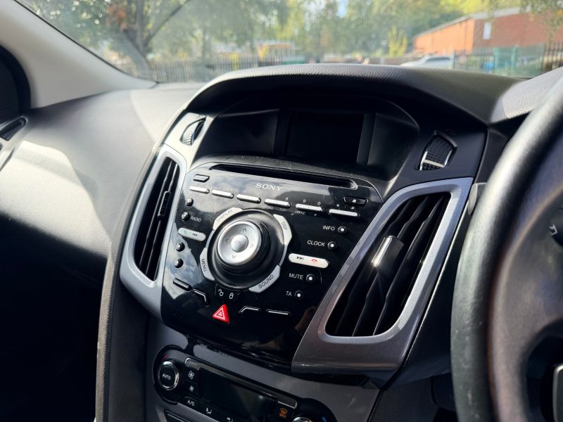 Ford Focus 1.0 125 EcoBoost Titanium 5dr 2013 — photo 52 of 69