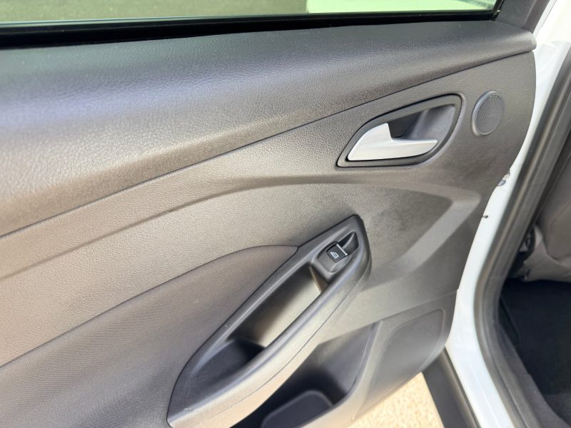 Ford Focus 1.0 125 EcoBoost Titanium 5dr 2013 — photo 47 of 69