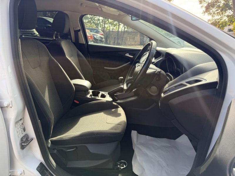 Ford Focus 1.0 125 EcoBoost Titanium 5dr 2013 — photo 16 of 69