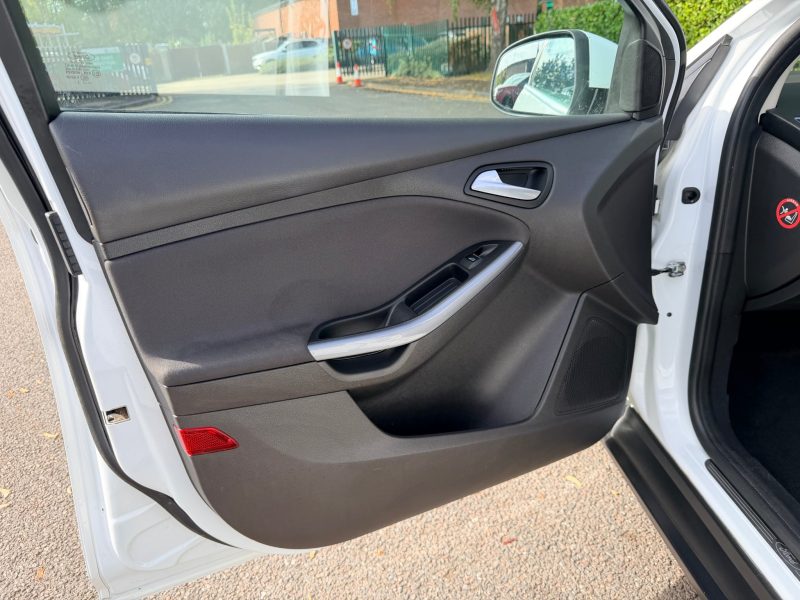 Ford Focus 1.0 125 EcoBoost Titanium 5dr 2013 — photo 44 of 69