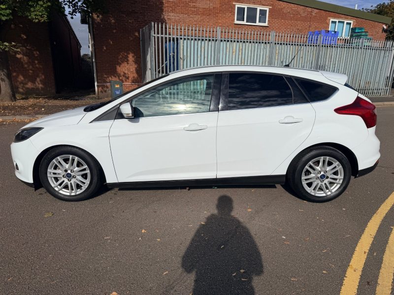 Ford Focus 1.0 125 EcoBoost Titanium 5dr 2013 — photo 5 of 69