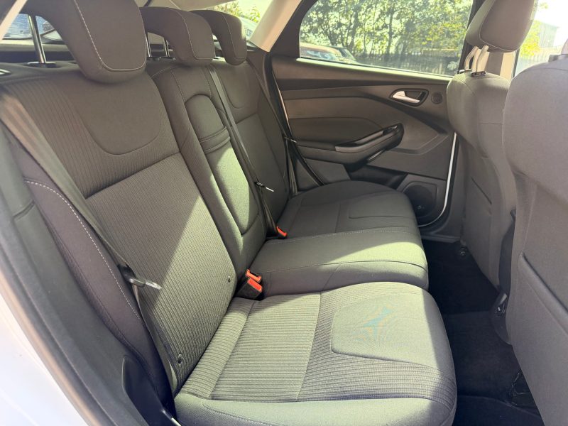 Ford Focus 1.0 125 EcoBoost Titanium 5dr 2013 — photo 28 of 69