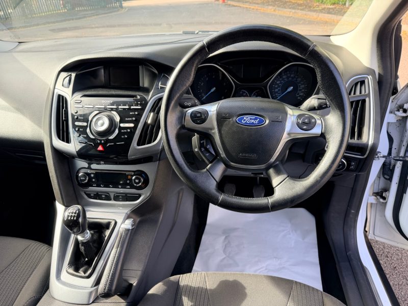 Ford Focus 1.0 125 EcoBoost Titanium 5dr 2013 — photo 12 of 69