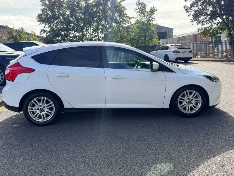 Ford Focus 1.0 125 EcoBoost Titanium 5dr 2013 — photo 6 of 69