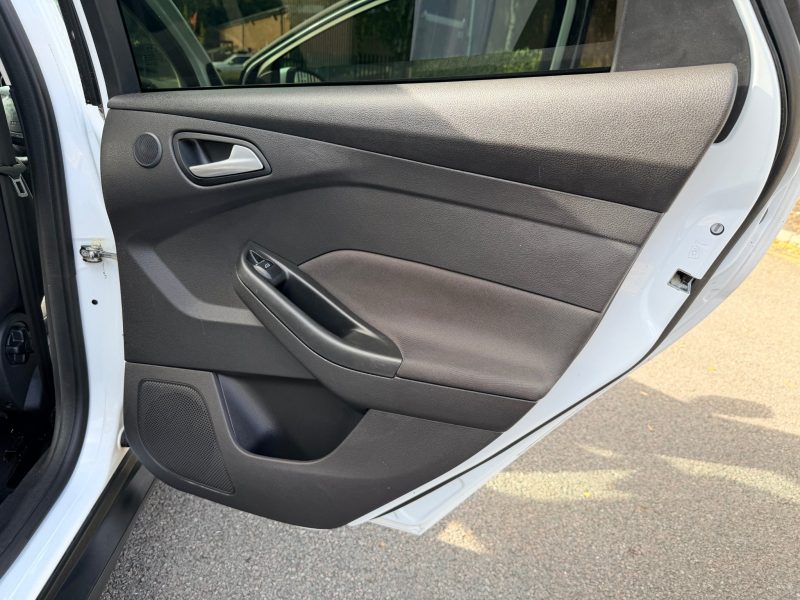 Ford Focus 1.0 125 EcoBoost Titanium 5dr 2013 — photo 43 of 69