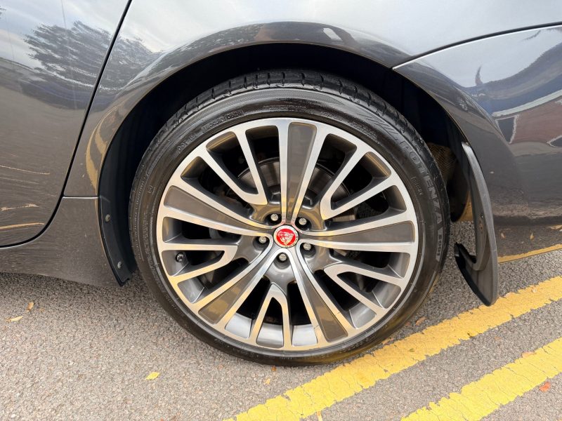 Jaguar XJ 3.0d V6 Autobiography 4dr Auto [LWB] 2016 — photo 17 of 108