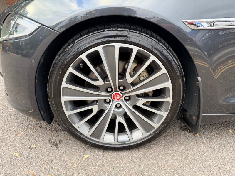 Jaguar XJ 3.0d V6 Autobiography 4dr Auto [LWB] 2016 — photo 16 of 108