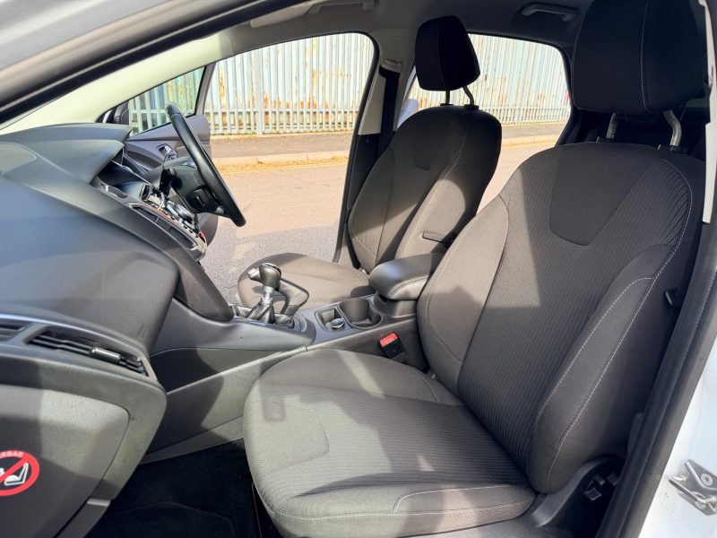 Ford Focus 1.0 125 EcoBoost Titanium 5dr 2013 — photo 32 of 69