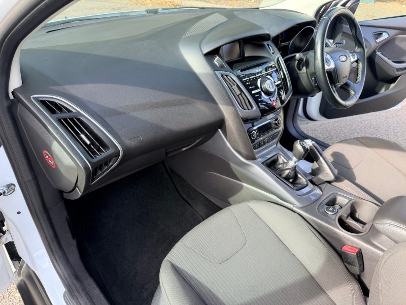 Ford Focus 1.0 125 EcoBoost Titanium 5dr 2013 — photo 34 of 69