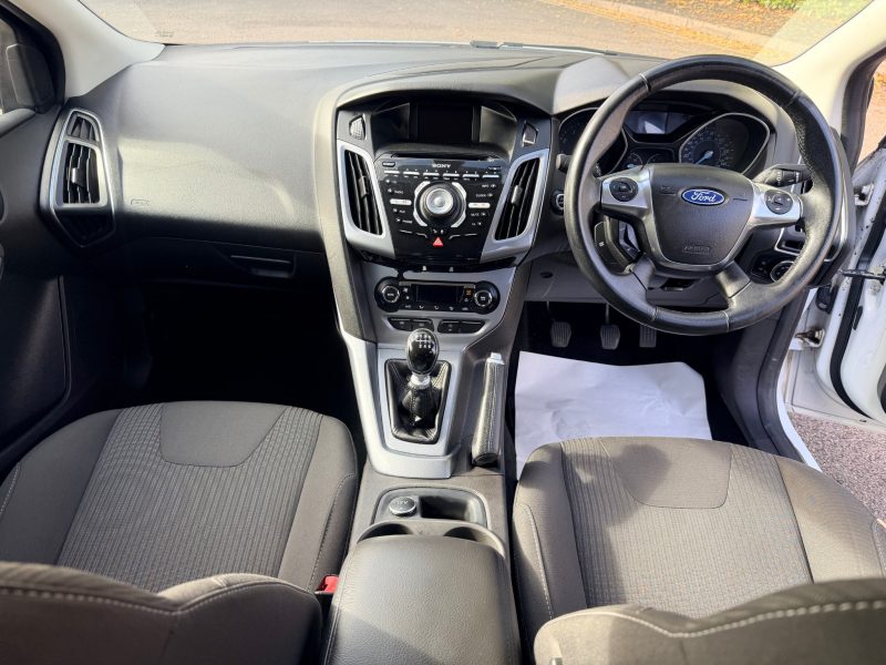 Ford Focus 1.0 125 EcoBoost Titanium 5dr 2013 — photo 14 of 69