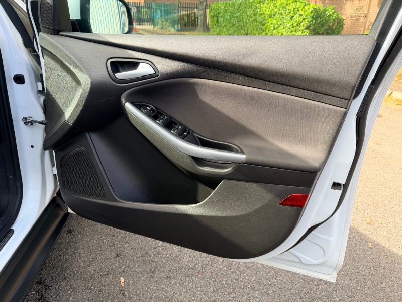 Ford Focus 1.0 125 EcoBoost Titanium 5dr 2013 — photo 41 of 69